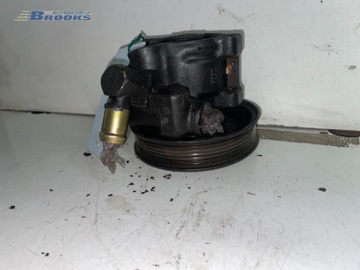 Power steering pump from a Ford Mondeo I 1.8i 16V 1996