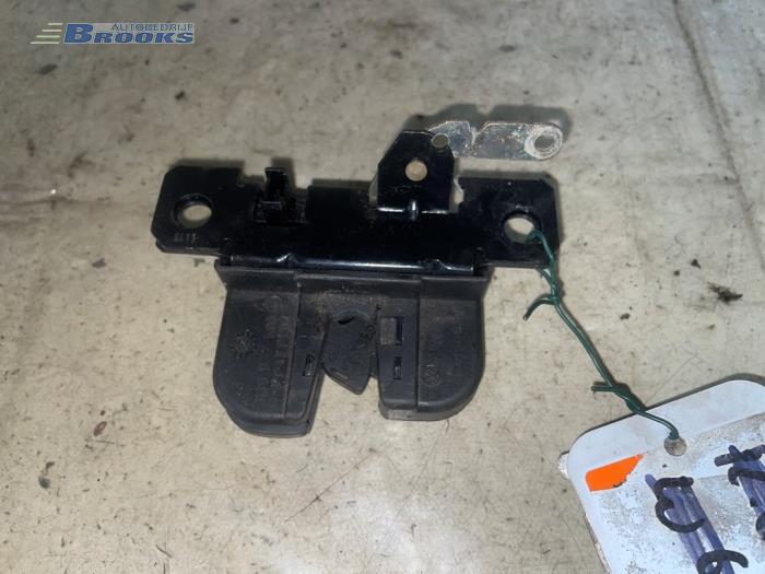 Tailgate lock mechanism from a Seat Leon (1M1) 1.6 16V 2002