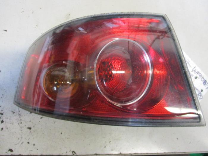 Luz trasera izquierda de un Seat Ibiza III (6L1) 1.2 12V 2004