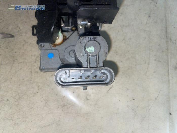 Sliding door lock mechanism, right from a Fiat Doblo Cargo (223) 1.3 D 16V Multijet 2008