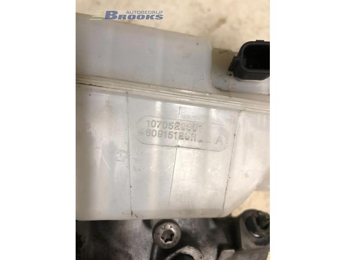 Master cylinder from a Dacia Dokker Express (8S) 1.5 dCi 75 2014