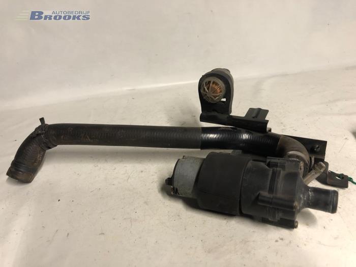 Begagnade Vattenpump Mercedes Vito (638.1/2) 2.2 CDI 108 16V Pris € 32,00 Marginaltabell erbjuds av Autobedrijf Brooks