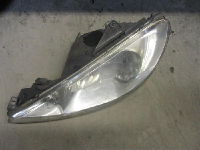 Headlight, left from a Peugeot 206 (2A/C/H/J/S) 1.6 16V 2001