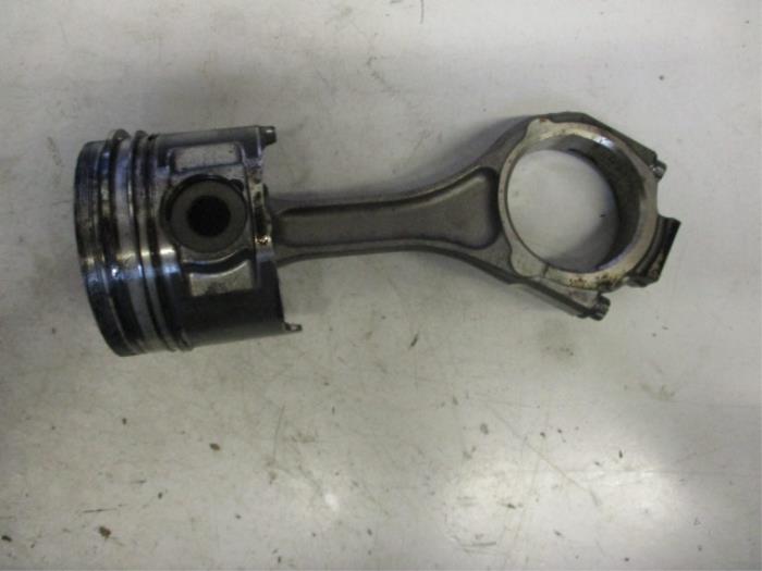 Usagé Piston Saab 9-5 Estate (YS3E) 3.0 TiD V6 24V Prix sur demande proposé par Autobedrijf Brooks