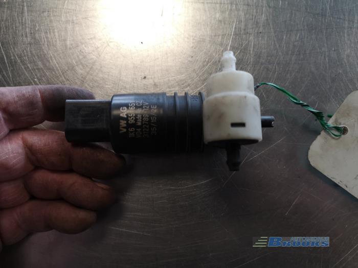 Windscreen washer pump from a Volkswagen Up! (121) 1.0 12V 75 2016