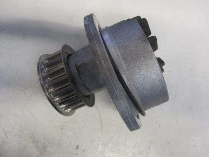 Begagnade Vattenpump Opel Astra G Caravan (F35) 1.8 16V Pris € 20,00 Marginaltabell erbjuds av Autobedrijf Brooks