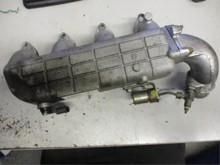 Intake manifold from a Peugeot Boxer (244) 2.8 HDi 127 2003
