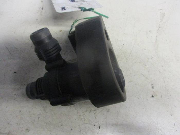 Additional water pump from a BMW 5 serie Touring (E61) 535d 24V 2006