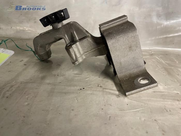 Engine mount from a Dacia Dokker Express (8S) 1.5 dCi 75 2015