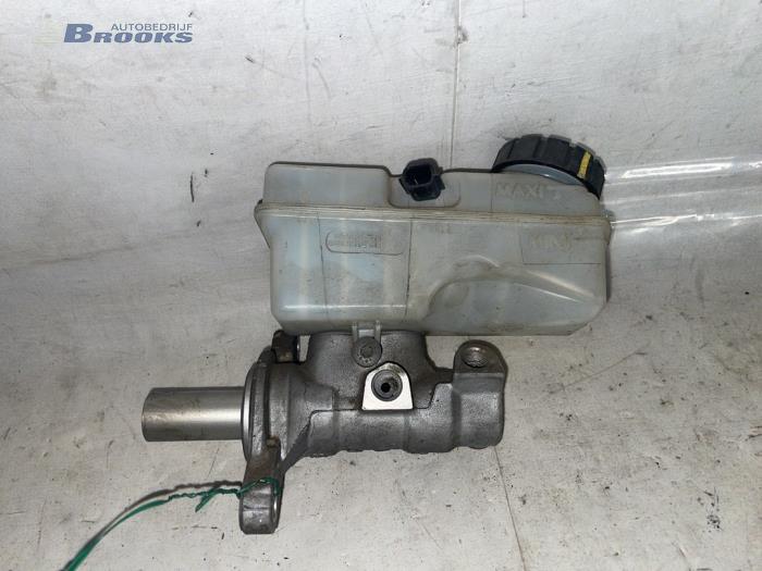 Master cylinder from a Dacia Dokker Express (8S) 1.5 dCi 75 2015