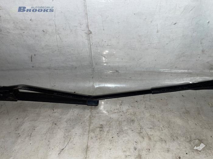 Front wiper arm from a Dacia Dokker Express (8S) 1.5 dCi 75 2015