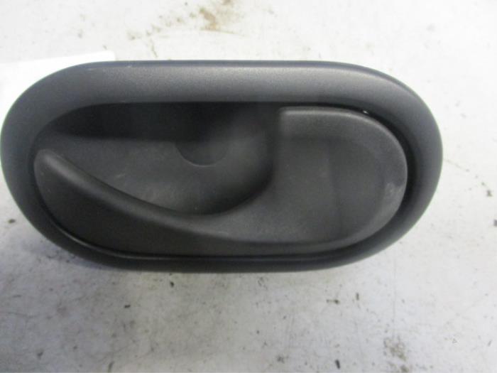 Begagnade Dörrhandtag, 2-dörrars, höger Renault Kangoo Express (FW) 1.5 dCi 90 FAP Pris € 15,00 Marginaltabell erbjuds av Autobedrijf Brooks