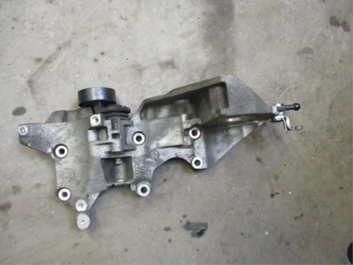 Usagé Support dynamo haut Volkswagen Golf VI Variant (AJ5/1KA) 1.6 TDI 16V 105 Prix € 50,00 Règlement à la marge proposé par Autobedrijf Brooks