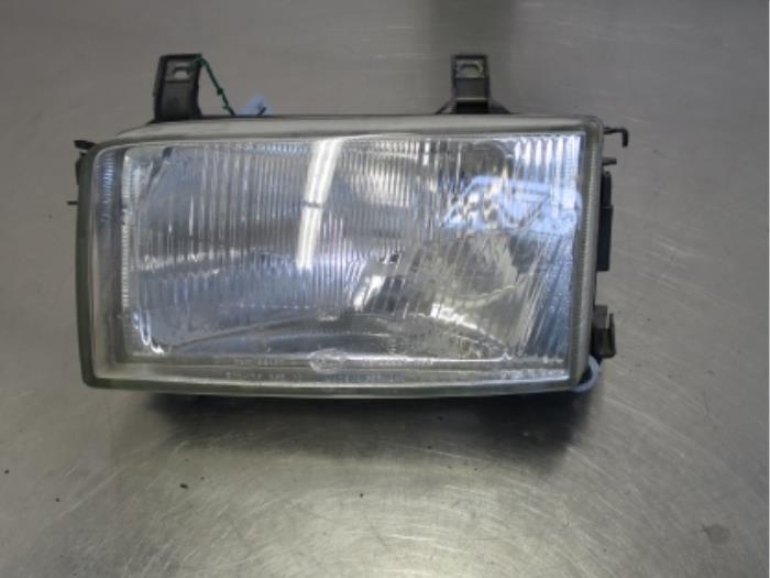 Headlight, left from a Volkswagen Transporter/Caravelle T4 1.9 TD 2002