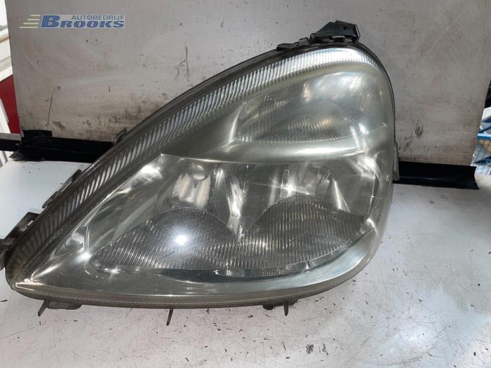 Używane Reflektor lewy Mercedes A (W168) 1.4 A-140 Cena € 30,00 Procedura marży oferowane przez Autobedrijf Brooks