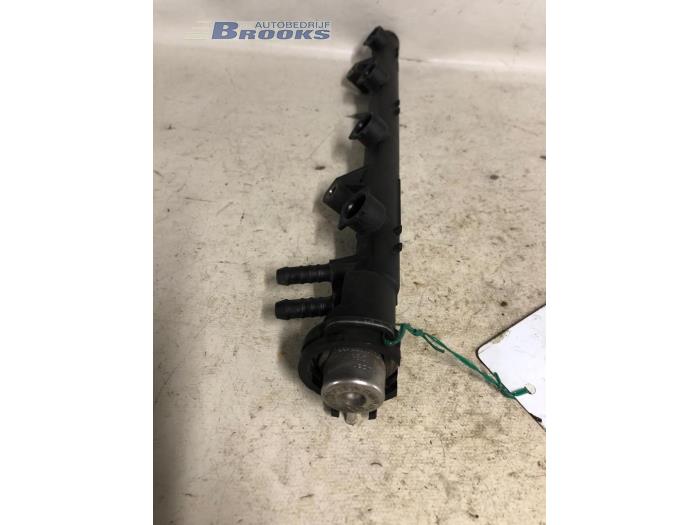Fuel injector nozzle from a Volkswagen Polo III (6N1) 1.4i 60 1996