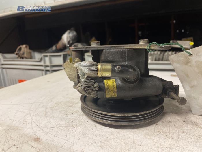 Power steering pump from a Fiat Punto I (176) TD 1.7 60 1999