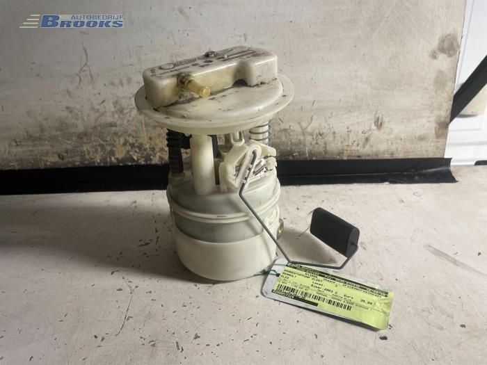 Electric fuel pump from a Renault Clio II (BB/CB) 1.2 16V 2003