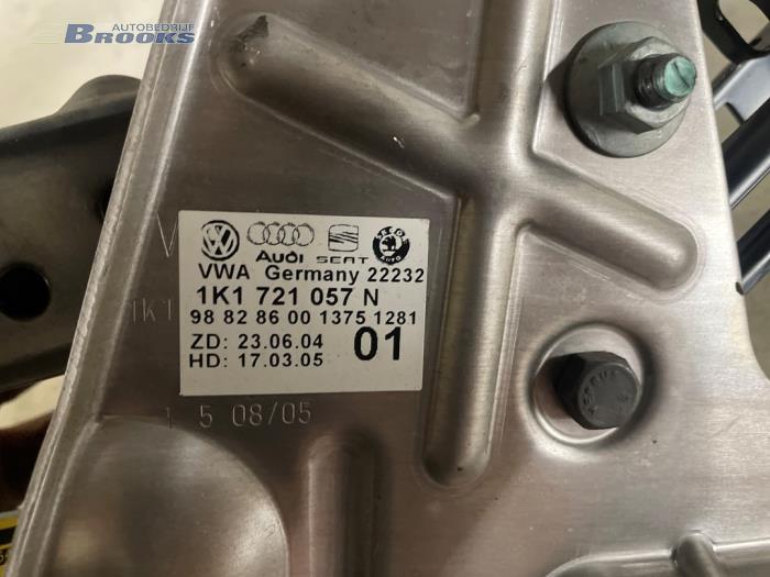 Pedal de freno de un Volkswagen Golf V (1K1) 1.9 TDI 2006