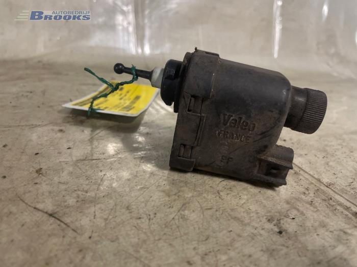 Używane Silnik reflektora Opel Kadett E Combo 1.7 DSL,HDSL Cena € 10,00 Procedura marży oferowane przez Autobedrijf Brooks
