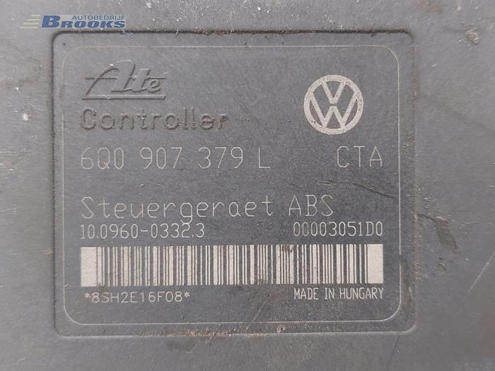 Pompe ABS d'un Volkswagen Polo IV (9N1/2/3) 1.2 12V 2002