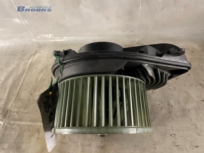 Motor de ventilador de calefactor de un Volkswagen Passat Variant (3B5) 2.5 TDI V6 24V 2000