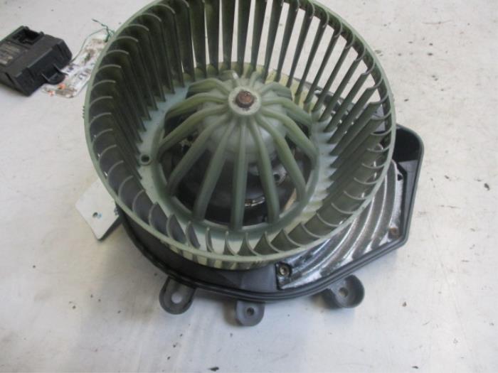 Motor de ventilador de calefactor de un Volkswagen Passat Variant (3B5) 2.5 TDI V6 24V 2000