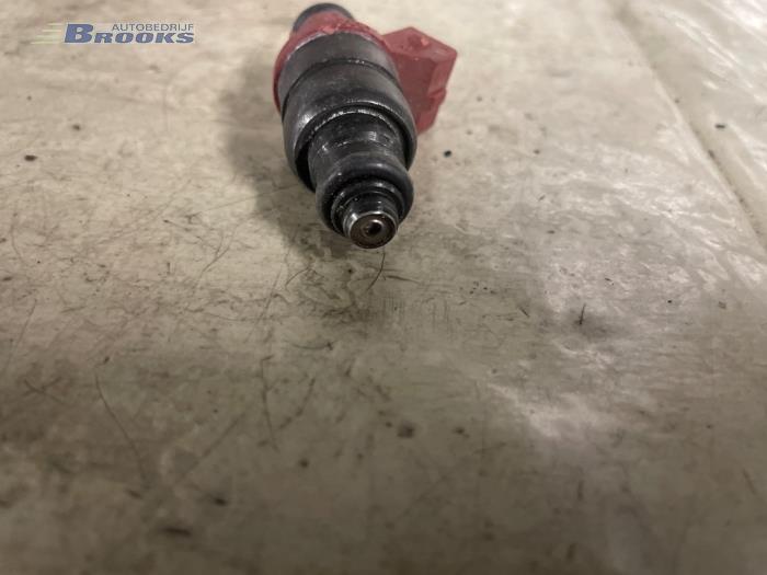 Injector (petrol injection) from a Audi A6 2001