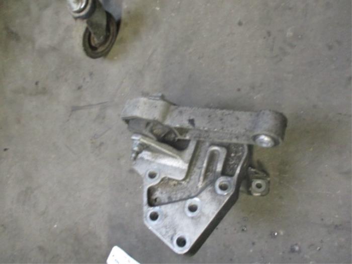 Used Engine mount Landrover Range Rover Evoque (LVJ/LVS) 2.2 TD4 16V 5-drs. Price € 60,00 Margin scheme offered by Autobedrijf Brooks