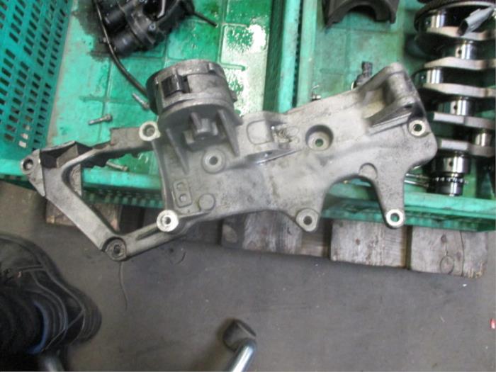 Usagé Support dynamo bas Landrover Range Rover Evoque (LVJ/LVS) 2.2 TD4 16V 5-drs. Prix sur demande proposé par Autobedrijf Brooks