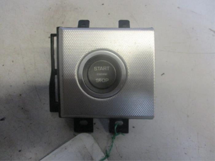 Używane Przelacznik Start/Stop Landrover Range Rover Evoque (LVJ/LVS) 2.2 TD4 16V 5-drs. Cena € 25,00 Procedura marży oferowane przez Autobedrijf Brooks