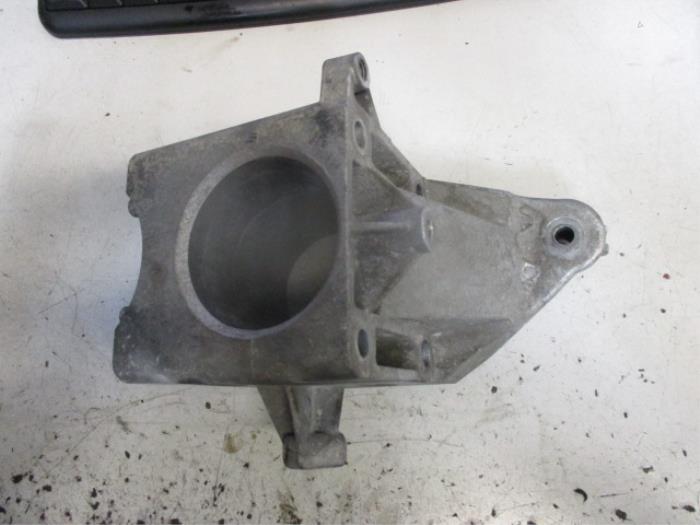 Used Engine mount Mercedes Sprinter Price on request offered by Autobedrijf Brooks