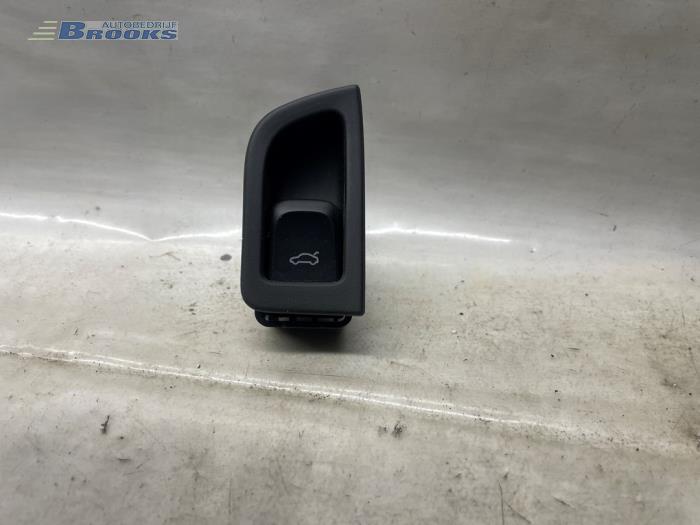 Tailgate switch from a Audi A5 (8T3) 2.0 FSI 16V 2010