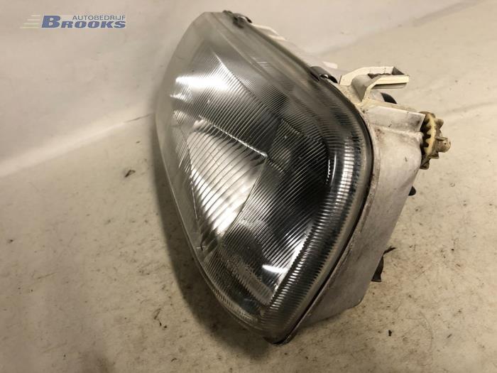 Headlight, left from a Volkswagen Vento (1H2) 1.8 i 1993