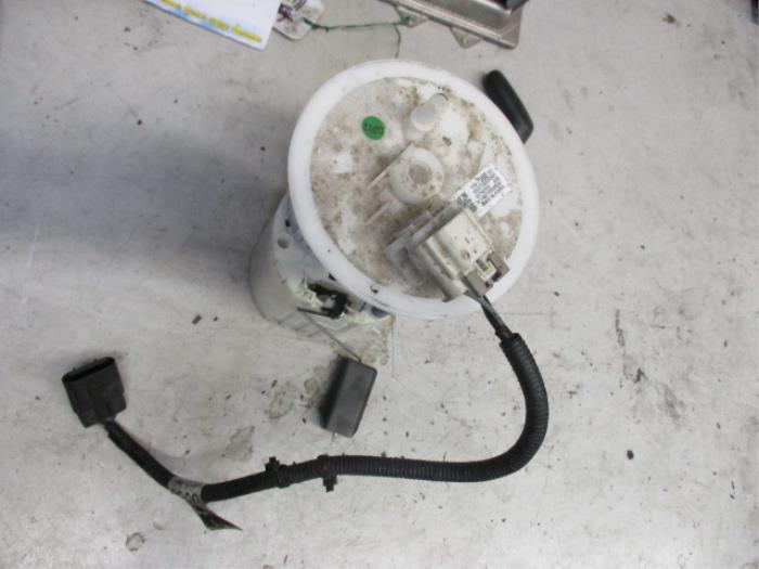 Begagnade Bensinpump Opel Karl 1.0 12V Pris € 50,00 Marginaltabell erbjuds av Autobedrijf Brooks