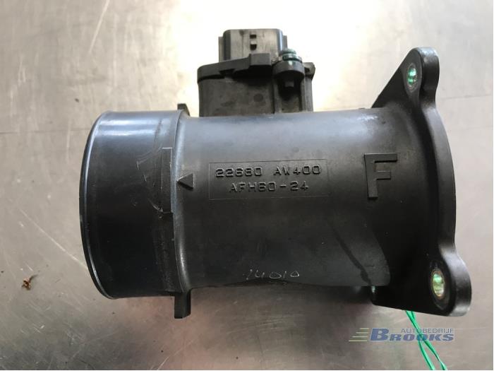 Air mass meter from a Nissan X-Trail (T30) 2.2 dCi 16V 4x2 2006