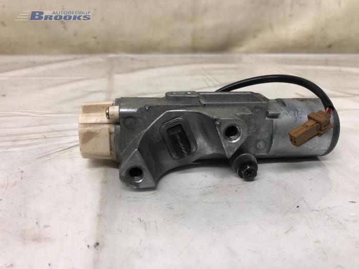 Ignition lock + computer from a Nissan X-Trail (T30) 2.2 dCi 16V 4x2 2006