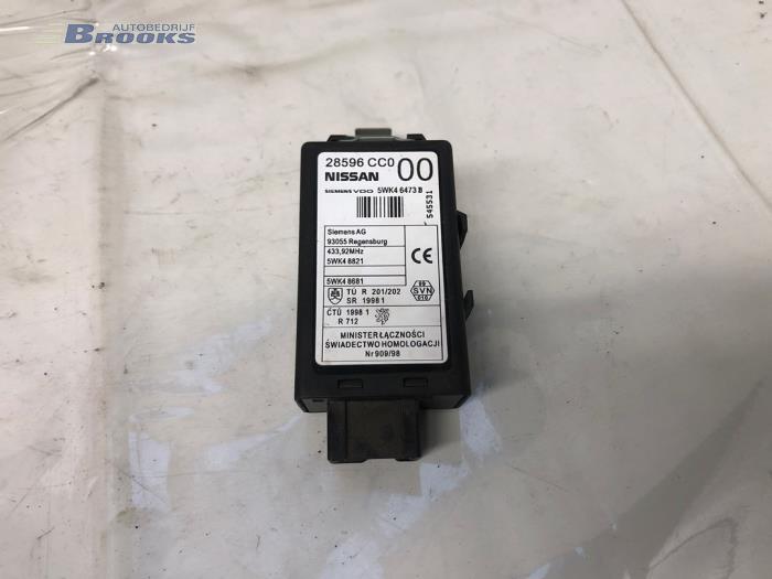 Ignition lock + computer from a Nissan X-Trail (T30) 2.2 dCi 16V 4x2 2006