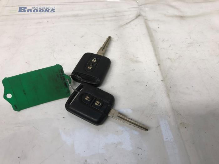 Ignition lock + computer from a Nissan X-Trail (T30) 2.2 dCi 16V 4x2 2006