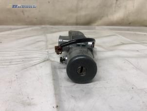 Ignition lock + computer from a Nissan X-Trail (T30) 2.2 dCi 16V 4x2 2006