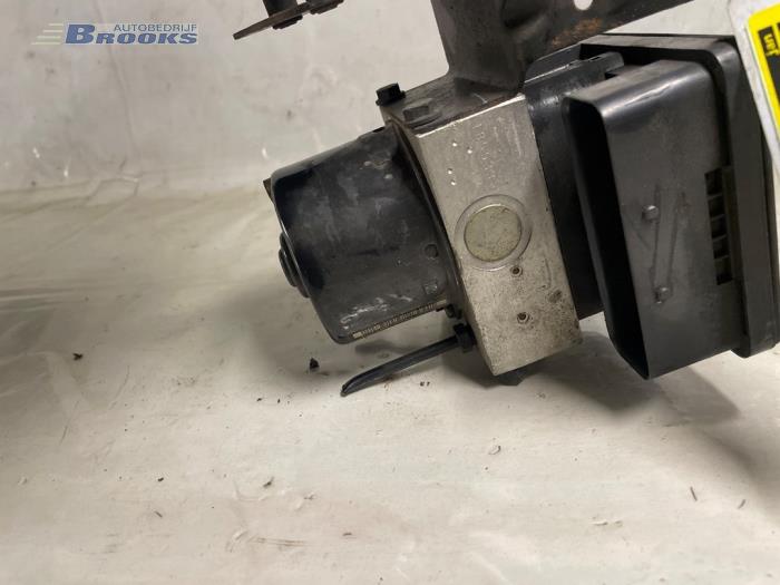 ABS pump from a Volkswagen Polo IV (9N1/2/3) 1.4 TDI 75 2003