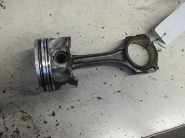 Usagé Piston Mercedes E (W213) E-200 2.0 Turbo 16V Prix € 200,00 Règlement à la marge proposé par Autobedrijf Brooks