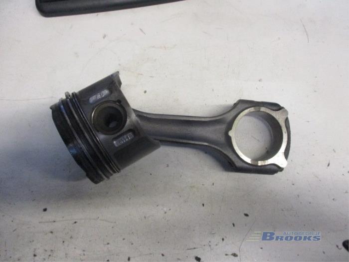 Usagé Piston Mercedes Sprinter 3t (903) 311 CDI 16V Prix sur demande proposé par Autobedrijf Brooks