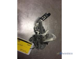 Used Bonnet lock mechanism Peugeot 207 CC (WB) 1.6 16V Price € 15,00 Margin scheme offered by Autobedrijf Brooks