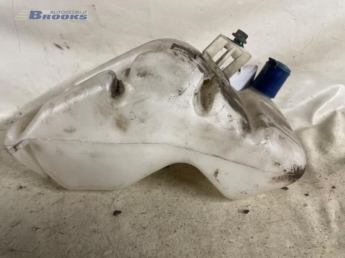 Front windscreen washer reservoir from a Fiat Punto I (176) 55 1.1 Fire SPI 1994