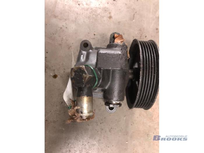 Usagé Pompe de direction Ford Fiesta 4 1.3i Prix € 15,00 Règlement à la marge proposé par Autobedrijf Brooks