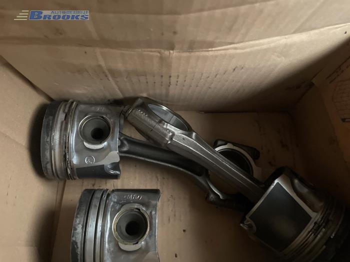 Usagé Piston Volkswagen Caddy Combi III (2KB,2KJ) 1.9 TDI Prix € 40,00 Règlement à la marge proposé par Autobedrijf Brooks