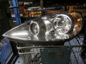 Used Headlight, left Peugeot 807 2.2 HDiF 16V Price € 15,00 Margin scheme offered by Autobedrijf Brooks
