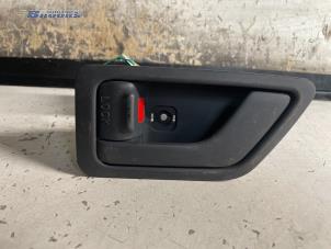 Używane Uchwyt drzwi lewych wersja 2-drzwiowa Hyundai Getz 1.1i 12V Cena € 5,00 Procedura marży oferowane przez Autobedrijf Brooks