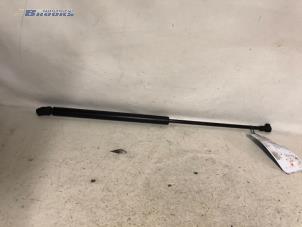 Usagé Amortisseur capot moteur gauche Volkswagen Golf IV (1J1) 1.4 16V Prix € 5,00 Règlement à la marge proposé par Autobedrijf Brooks